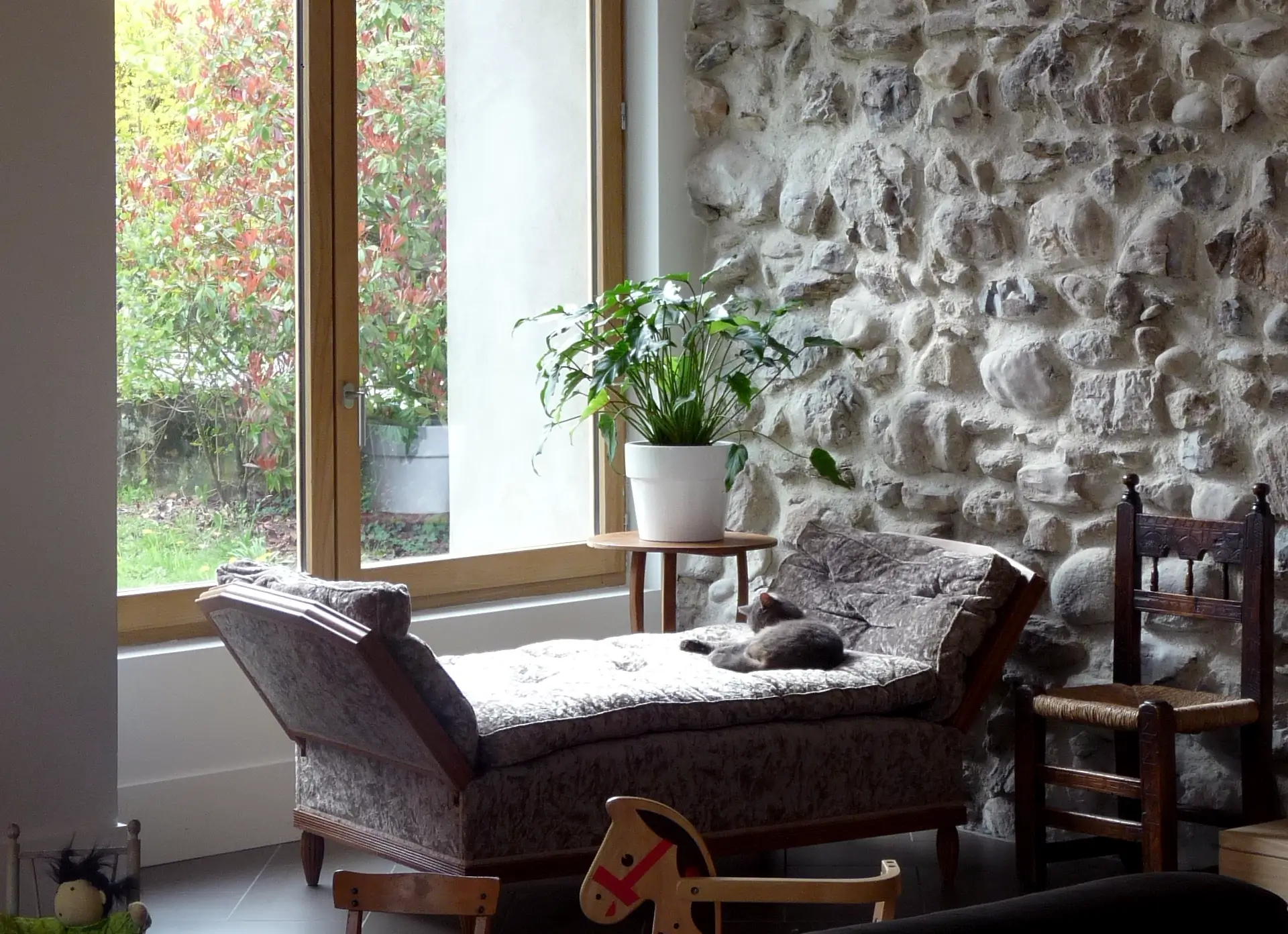 Salon rénové avec vue extérieure